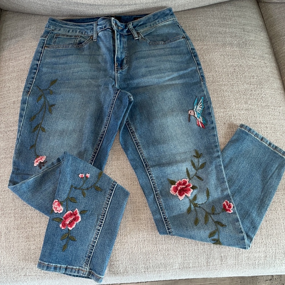 NWOT Humming bird / floral embroidery Jeans Size 8